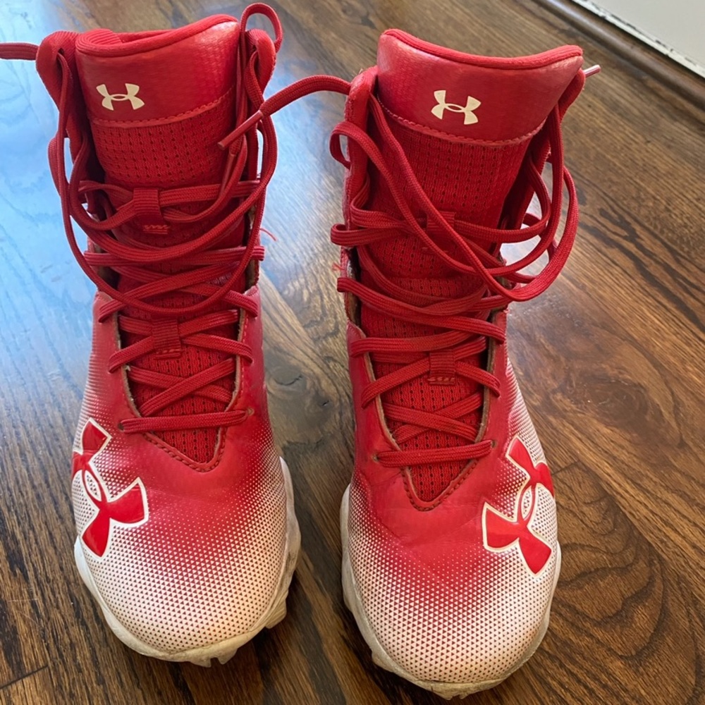 Under Armour Highlight boys size 4.5 football shoes